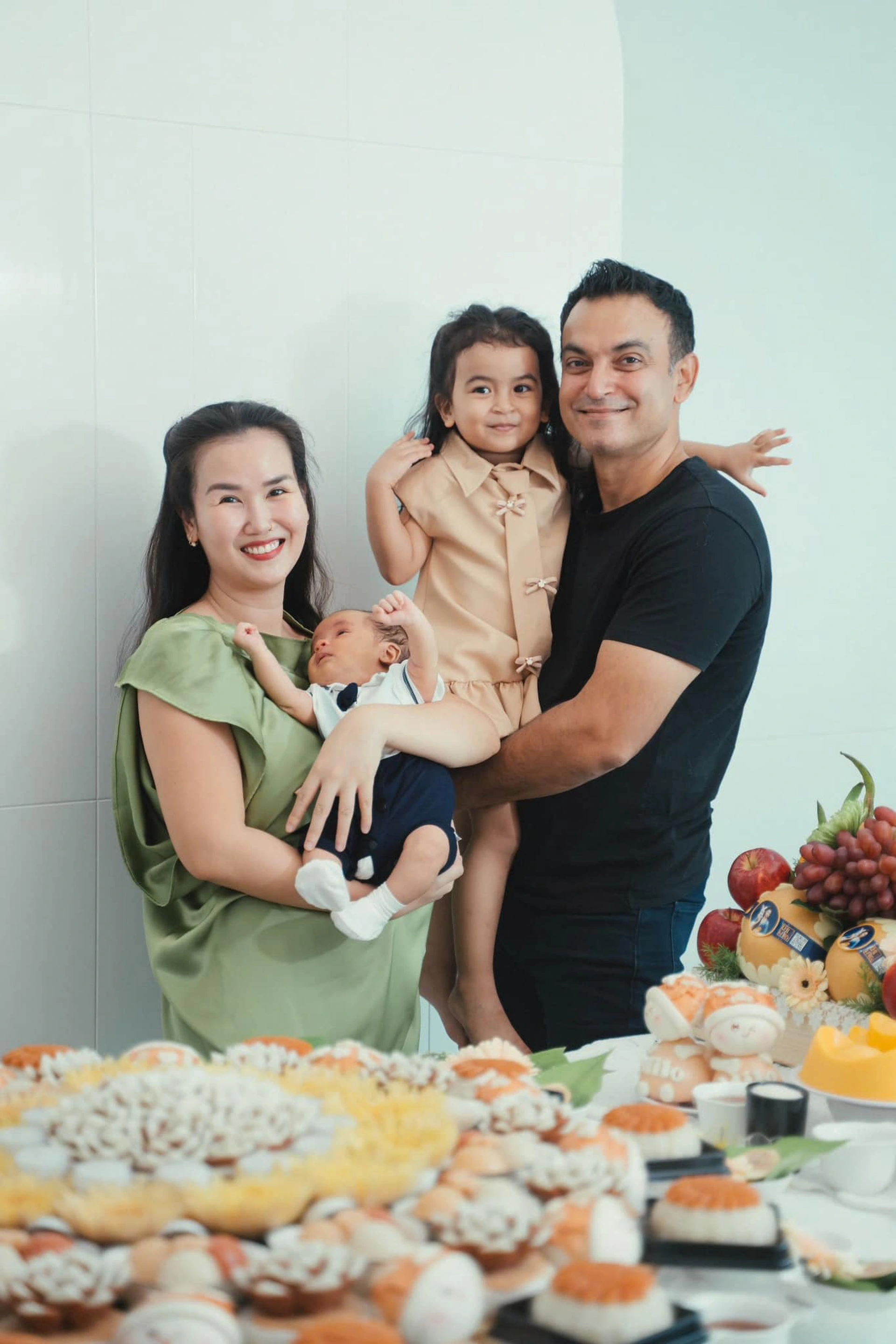 Phản ứng của chồng võ hạ trâm khi con lai ấn không chọn vàng tiền chỉ lấy tràng hạt từ ông ngoại xuất gia trong tiệc thôi nôi - 6