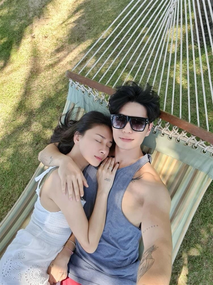 Phối đồ đi date theo 3 cặp đôi đẹp mỹ mãn vbiz từ sang xịn đến giản dị phóng khoáng nhưng đều có một điểm chung - 5