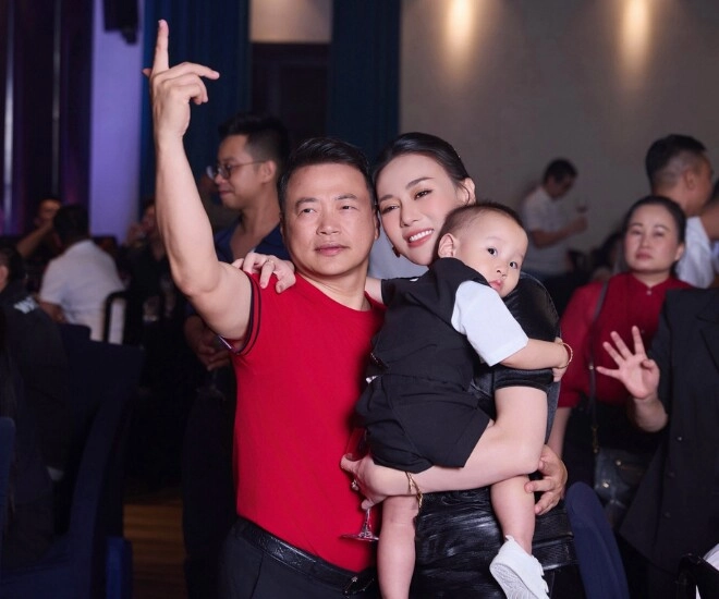 Phương oanh cùng 4 con mừng sinh nhật shark bình bố chồng đại tá cười rạng rỡ khi được quý tử biếu quà - 1