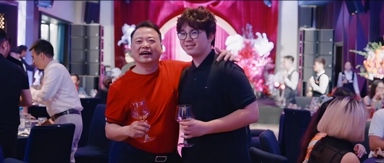 Phương oanh cùng 4 con mừng sinh nhật shark bình bố chồng đại tá cười rạng rỡ khi được quý tử biếu quà - 4