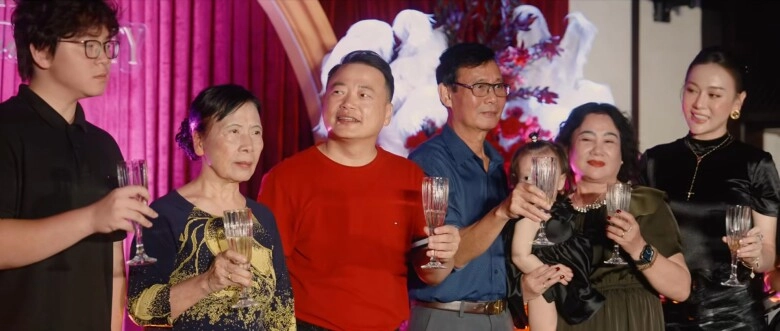 Phương oanh cùng 4 con mừng sinh nhật shark bình bố chồng đại tá cười rạng rỡ khi được quý tử biếu quà - 5