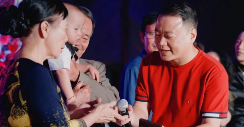 Phương oanh cùng 4 con mừng sinh nhật shark bình bố chồng đại tá cười rạng rỡ khi được quý tử biếu quà - 6