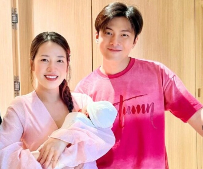 Puka khoe cảnh chồng bế ru con sau nửa năm sinh bé đầu lòng nhóc tì nay bụ bẫm với đầu đầy tóc - 3