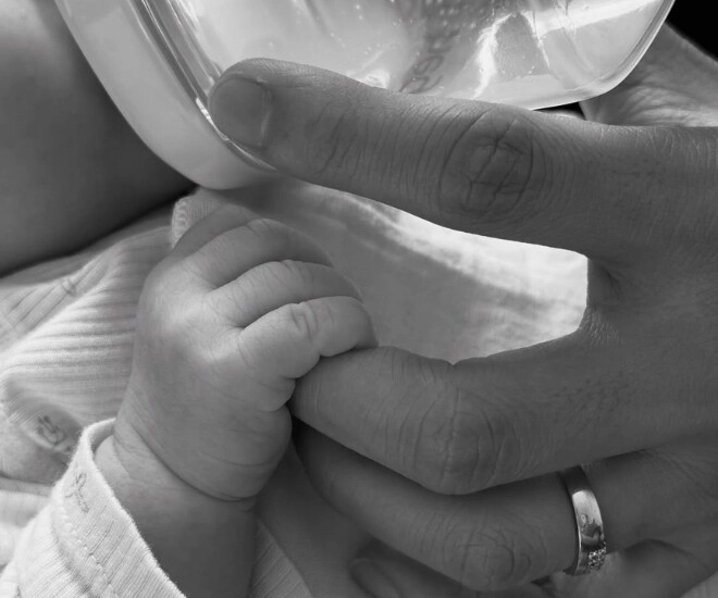 Puka khoe cảnh chồng bế ru con sau nửa năm sinh bé đầu lòng nhóc tì nay bụ bẫm với đầu đầy tóc - 5