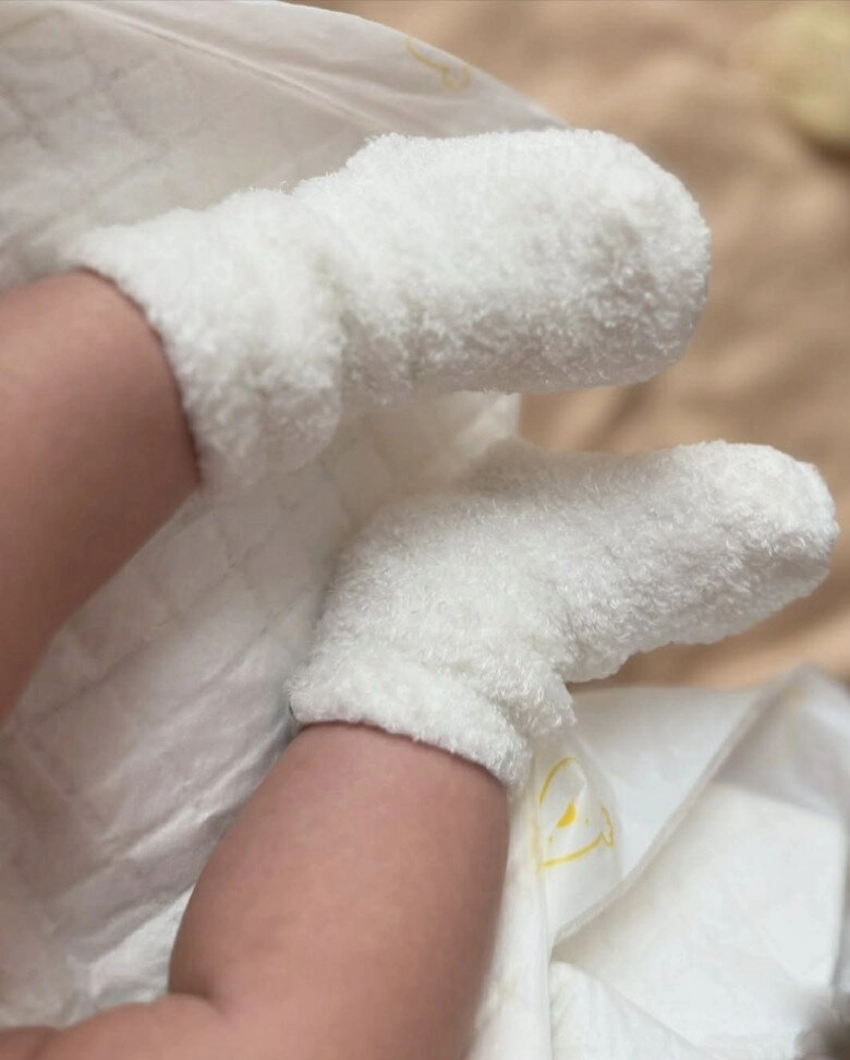 Puka khoe cảnh chồng bế ru con sau nửa năm sinh bé đầu lòng nhóc tì nay bụ bẫm với đầu đầy tóc - 6