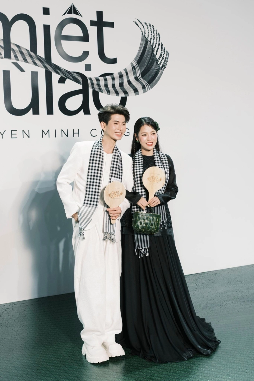 Puka khoe cảnh chồng bế ru con sau nửa năm sinh bé đầu lòng nhóc tì nay bụ bẫm với đầu đầy tóc - 9