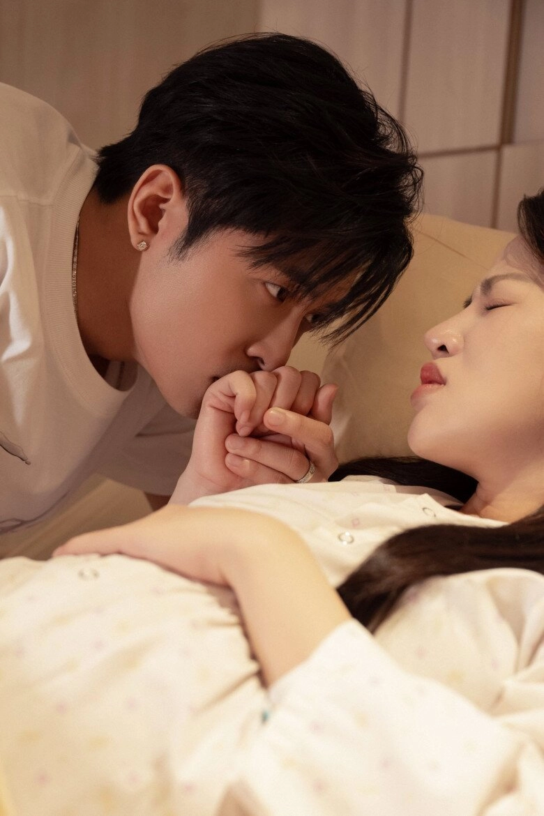 Puka khoe cảnh chồng bế ru con sau nửa năm sinh bé đầu lòng nhóc tì nay bụ bẫm với đầu đầy tóc - 10