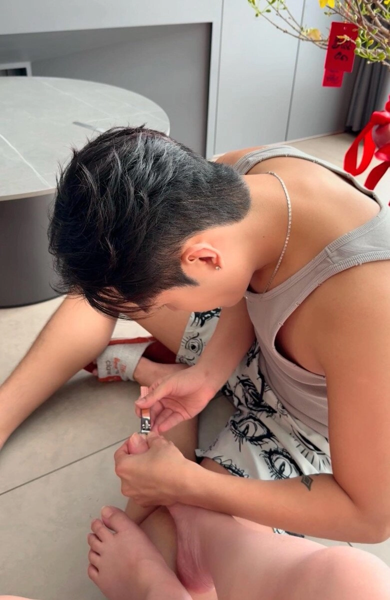 Puka khoe cảnh chồng bế ru con sau nửa năm sinh bé đầu lòng nhóc tì nay bụ bẫm với đầu đầy tóc - 11