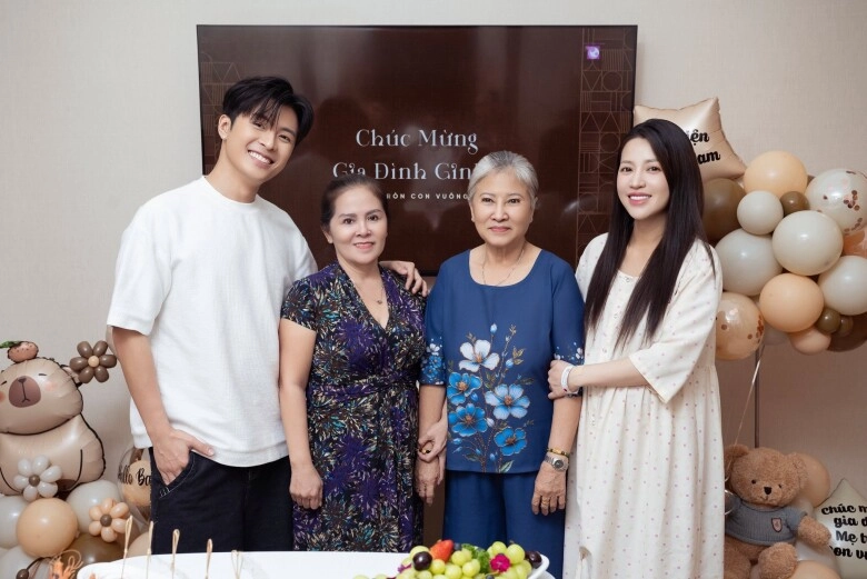 Puka khoe cảnh chồng bế ru con sau nửa năm sinh bé đầu lòng nhóc tì nay bụ bẫm với đầu đầy tóc - 12