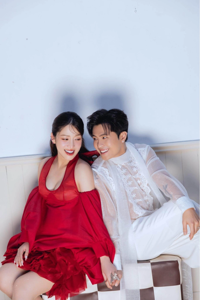 Puka khoe cảnh chồng bế ru con sau nửa năm sinh bé đầu lòng nhóc tì nay bụ bẫm với đầu đầy tóc - 13