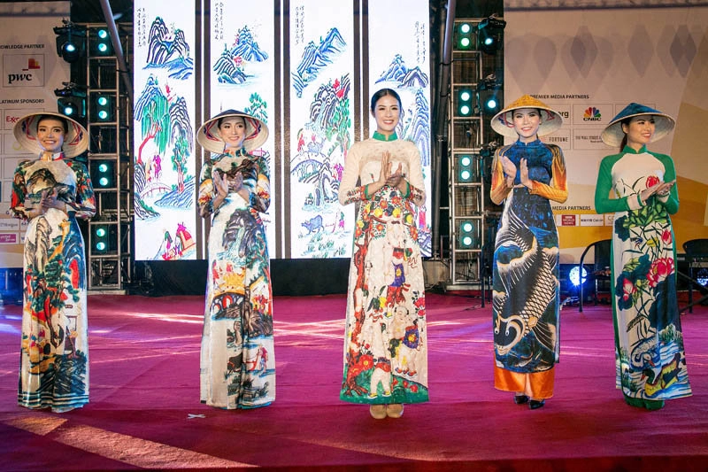 Quan khách tại hội nghị cấp cao apec 2017 say mê áo dài của hh ngọc hân - 2
