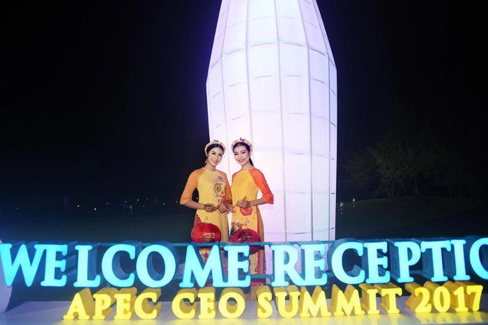 Quan khách tại hội nghị cấp cao apec 2017 say mê áo dài của hh ngọc hân - 9