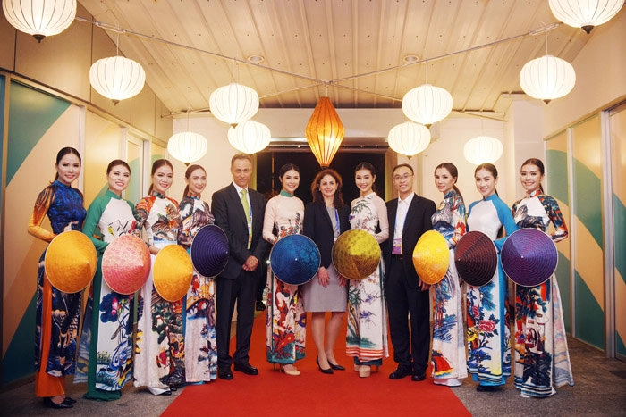 Quan khách tại hội nghị cấp cao apec 2017 say mê áo dài của hh ngọc hân - 10