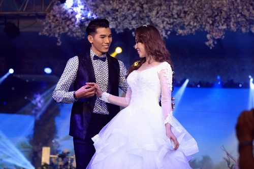 Quỳnh thư mặc váy cưới thon gọn bên ngọc tình - 7