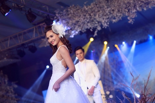 Quỳnh thư mặc váy cưới thon gọn bên ngọc tình - 12