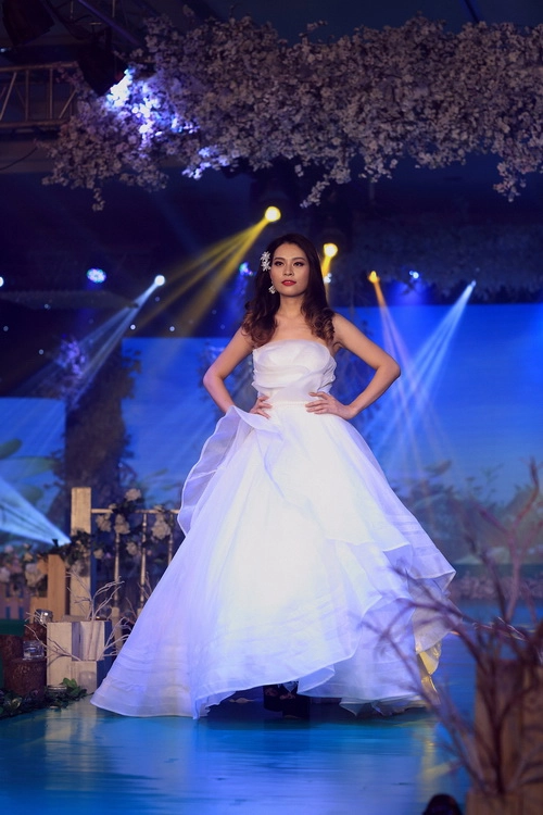 Quỳnh thư mặc váy cưới thon gọn bên ngọc tình - 15