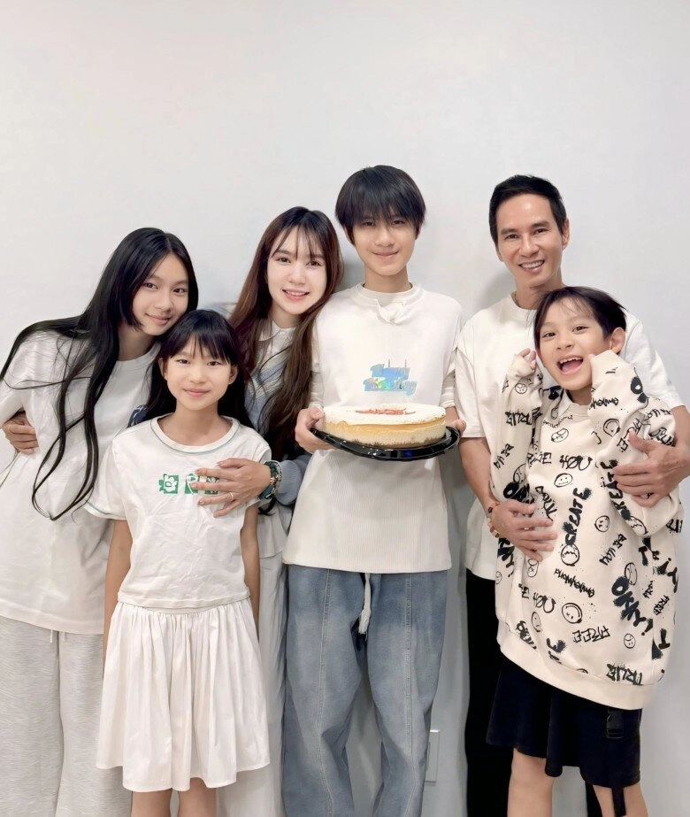 Sao việt 24h á hậu việt một mình nuôi 5 con nay than nghèo không nuôi nổi quý tử xin bố giúp - 11