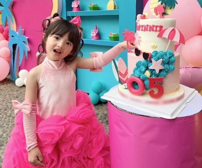 Sao việt 24h con gái lớn nhà ông cao thắng hóa búp bê barbie trong tiệc sinh nhật 5 tuổi 2 tiểu công chúa nắm tay tình cảm - 1