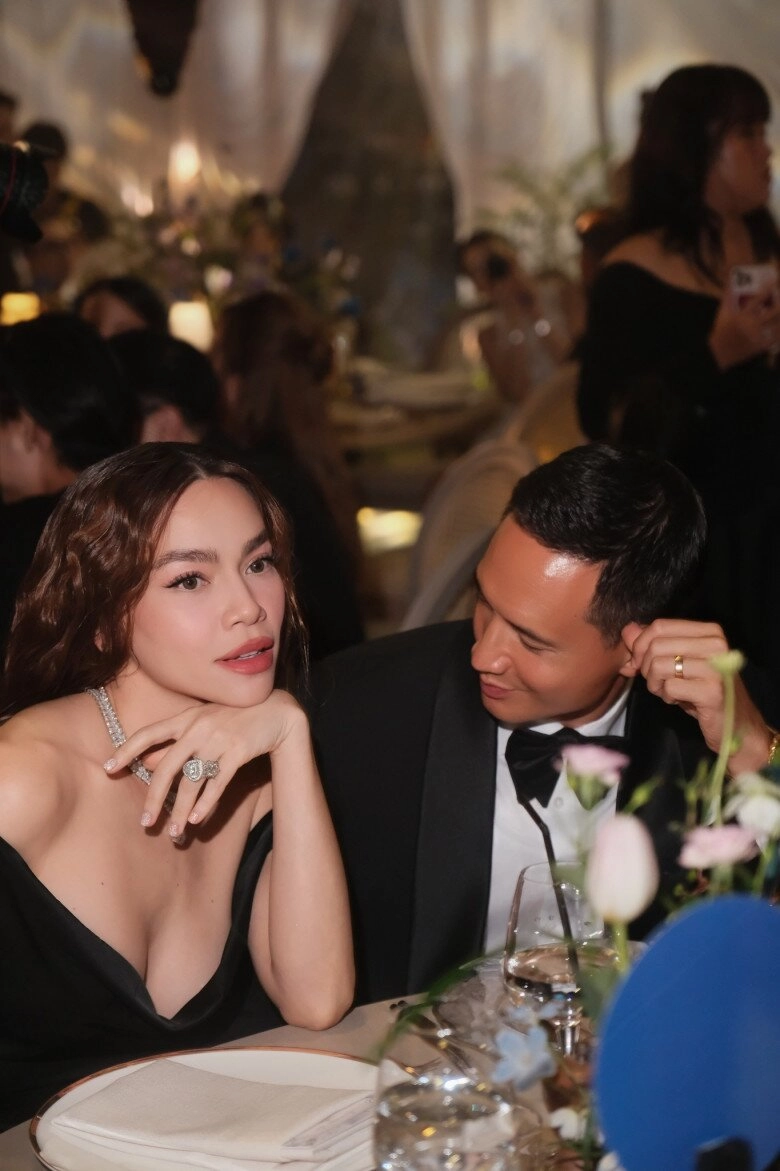 Sao việt 24h đỗ mỹ linh vừa gặp bão táp liền được chồng chủ tịch tặng hoa thắc mắc ai dạy ông xã hành động lãng mạn - 4