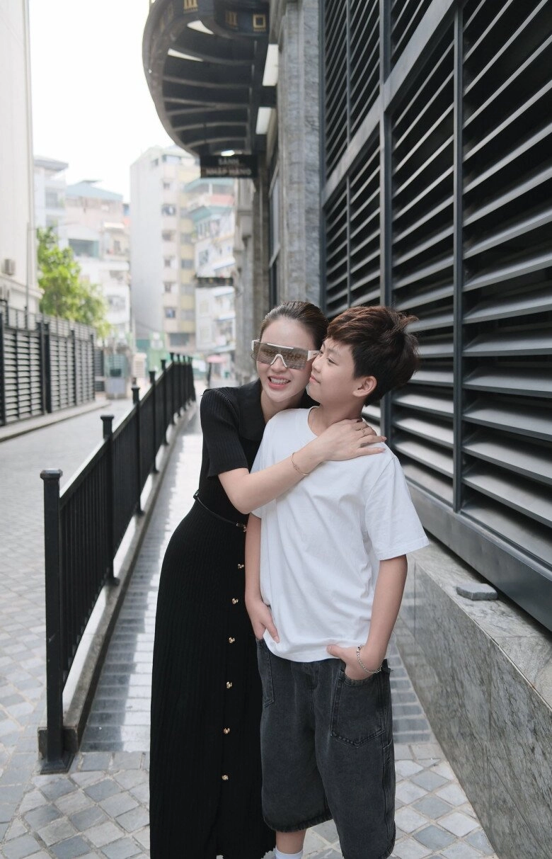 Sao việt 24h đỗ mỹ linh vừa gặp bão táp liền được chồng chủ tịch tặng hoa thắc mắc ai dạy ông xã hành động lãng mạn - 10