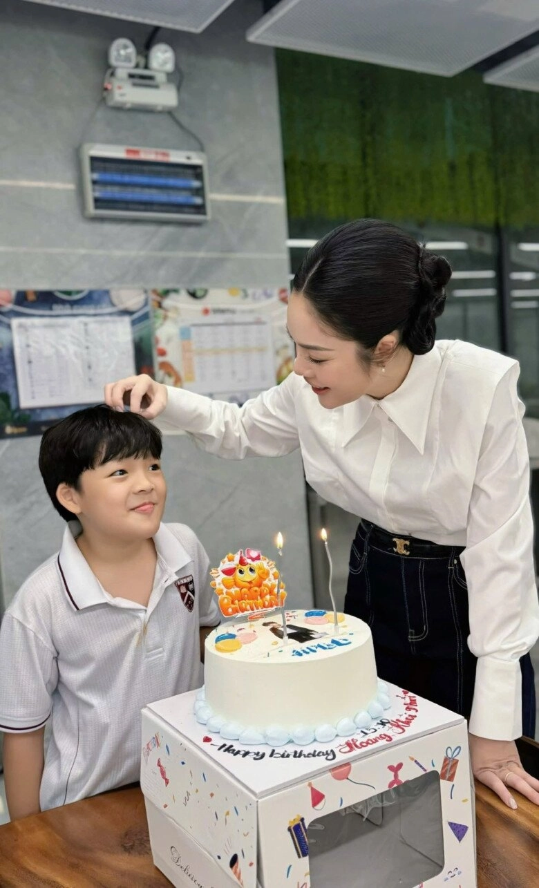 Sao việt 24h đỗ mỹ linh vừa gặp bão táp liền được chồng chủ tịch tặng hoa thắc mắc ai dạy ông xã hành động lãng mạn - 11