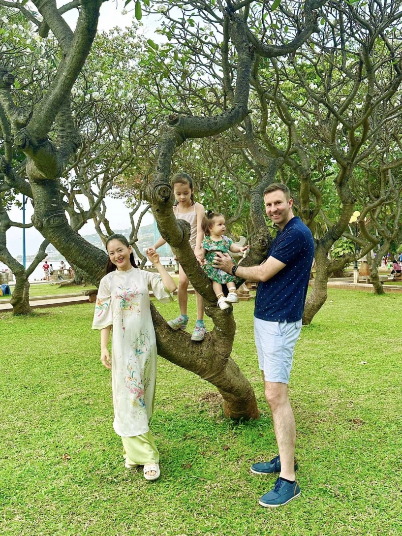 Sao việt 24h lan phương tự hào khoe con gái lai tây càng lớn càng xinh xắn cặp chân dài được thừa hưởng của bố cao 2m - 4