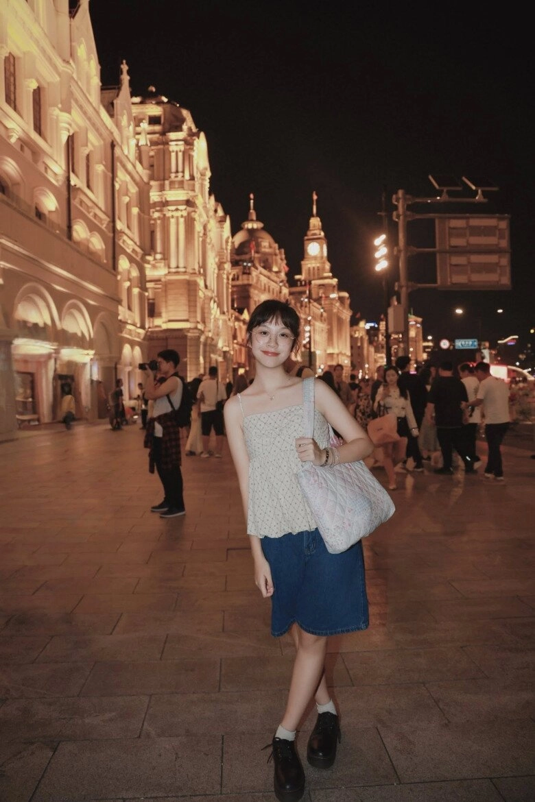 Sao việt 24h mc diệp chi cùng con gái đến thượng hải ái nữ 13 tuổi dáng chuẩn như người mẫu nhìn như em gái của mẹ - 2