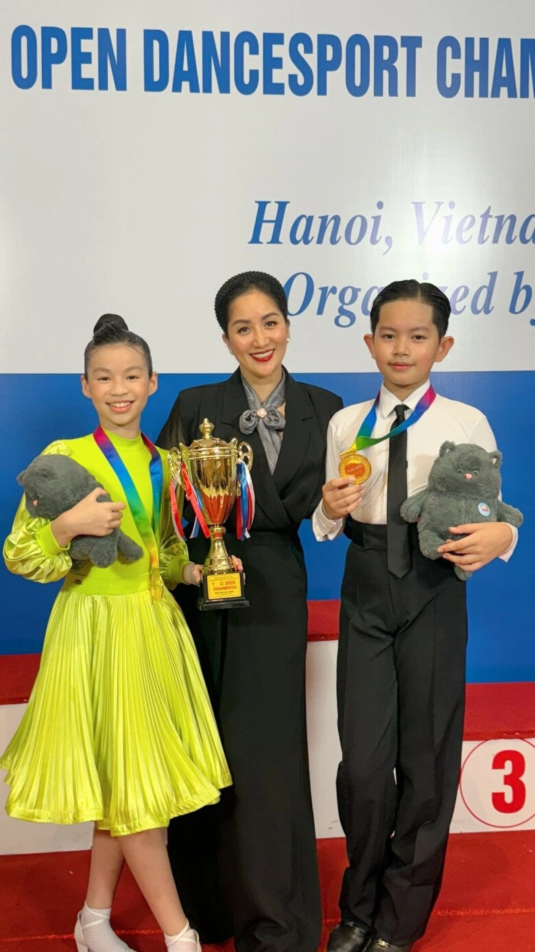 Sao việt 24h mc diệp chi cùng con gái đến thượng hải ái nữ 13 tuổi dáng chuẩn như người mẫu nhìn như em gái của mẹ - 7