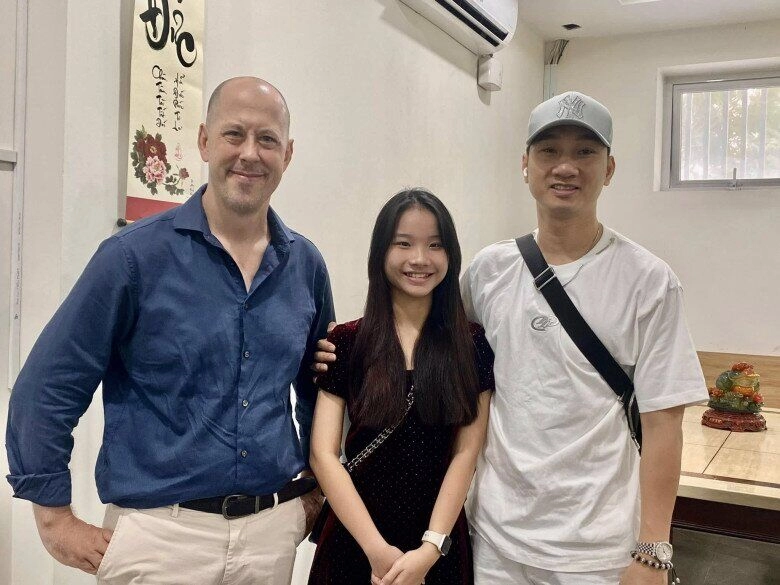 Sao việt 24h mc thành trung hiếm hoi chung khung hình với chồng tây của vợ cũ ca sĩ thu phượng nói câu đáng chú ý - 3