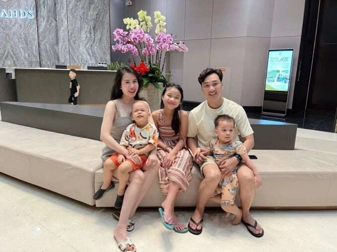 Sao việt 24h mc thành trung hiếm hoi chung khung hình với chồng tây của vợ cũ ca sĩ thu phượng nói câu đáng chú ý - 4