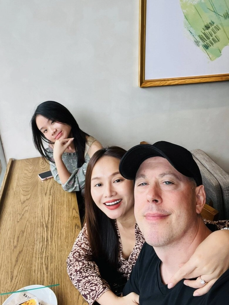 Sao việt 24h mc thành trung hiếm hoi chung khung hình với chồng tây của vợ cũ ca sĩ thu phượng nói câu đáng chú ý - 5