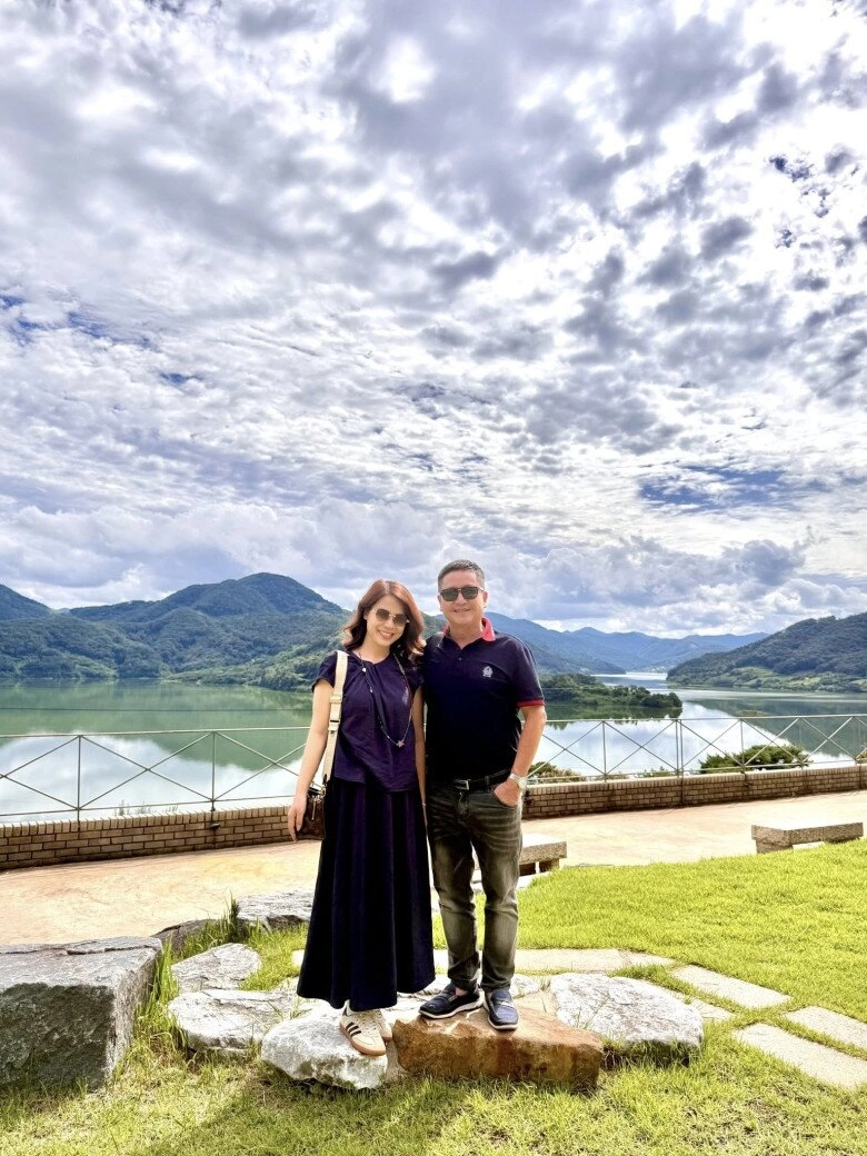 Sao việt 24h mc thành trung hiếm hoi chung khung hình với chồng tây của vợ cũ ca sĩ thu phượng nói câu đáng chú ý - 13