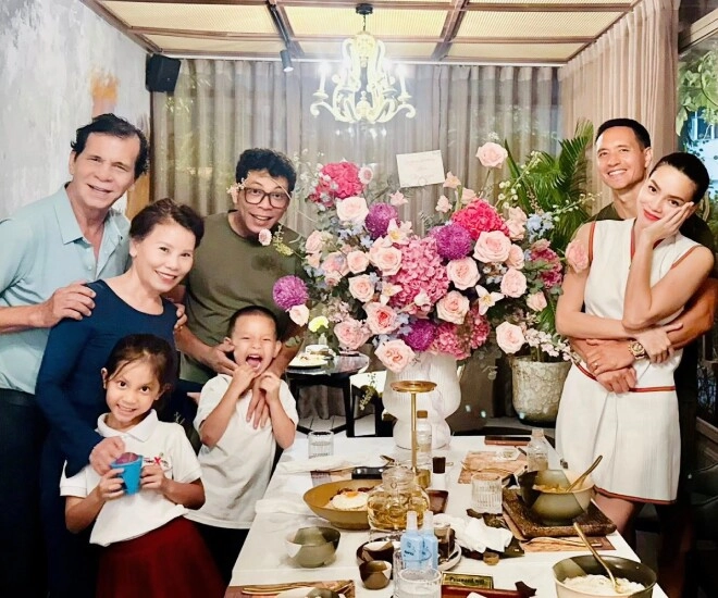 Sao việt 24h mẹ hồ ngọc hà tình tứ bên chồng lai pháp trong ngày sinh nhật u70 khoe dáng trẻ trung viên mãn bên con cháu - 1