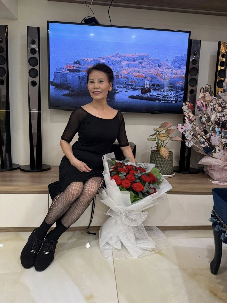 Sao việt 24h mẹ hồ ngọc hà tình tứ bên chồng lai pháp trong ngày sinh nhật u70 khoe dáng trẻ trung viên mãn bên con cháu - 2