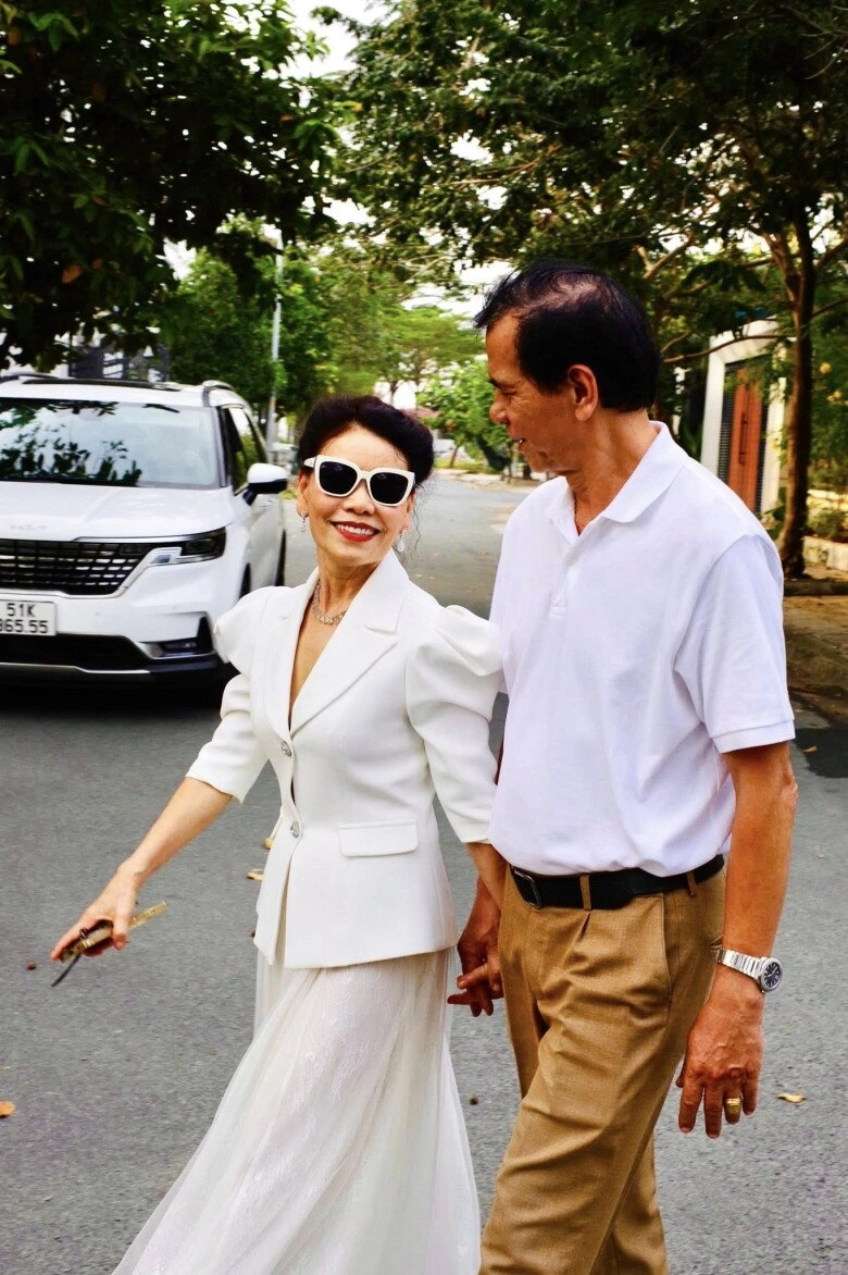 Sao việt 24h mẹ hồ ngọc hà tình tứ bên chồng lai pháp trong ngày sinh nhật u70 khoe dáng trẻ trung viên mãn bên con cháu - 3