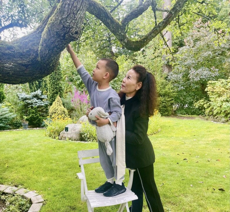 Sao việt 24h mẹ hồ ngọc hà tình tứ bên chồng lai pháp trong ngày sinh nhật u70 khoe dáng trẻ trung viên mãn bên con cháu - 4