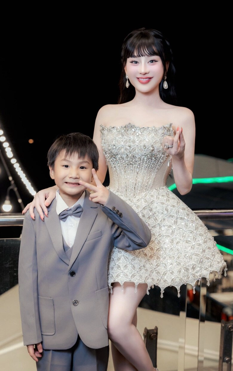 Sao việt 24h mẹ hồ ngọc hà tình tứ bên chồng lai pháp trong ngày sinh nhật u70 khoe dáng trẻ trung viên mãn bên con cháu - 11