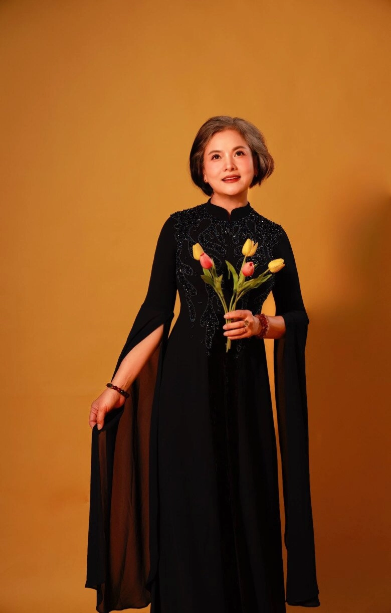 Sao việt 24h mẹ hồ ngọc hà tình tứ bên chồng lai pháp trong ngày sinh nhật u70 khoe dáng trẻ trung viên mãn bên con cháu - 13