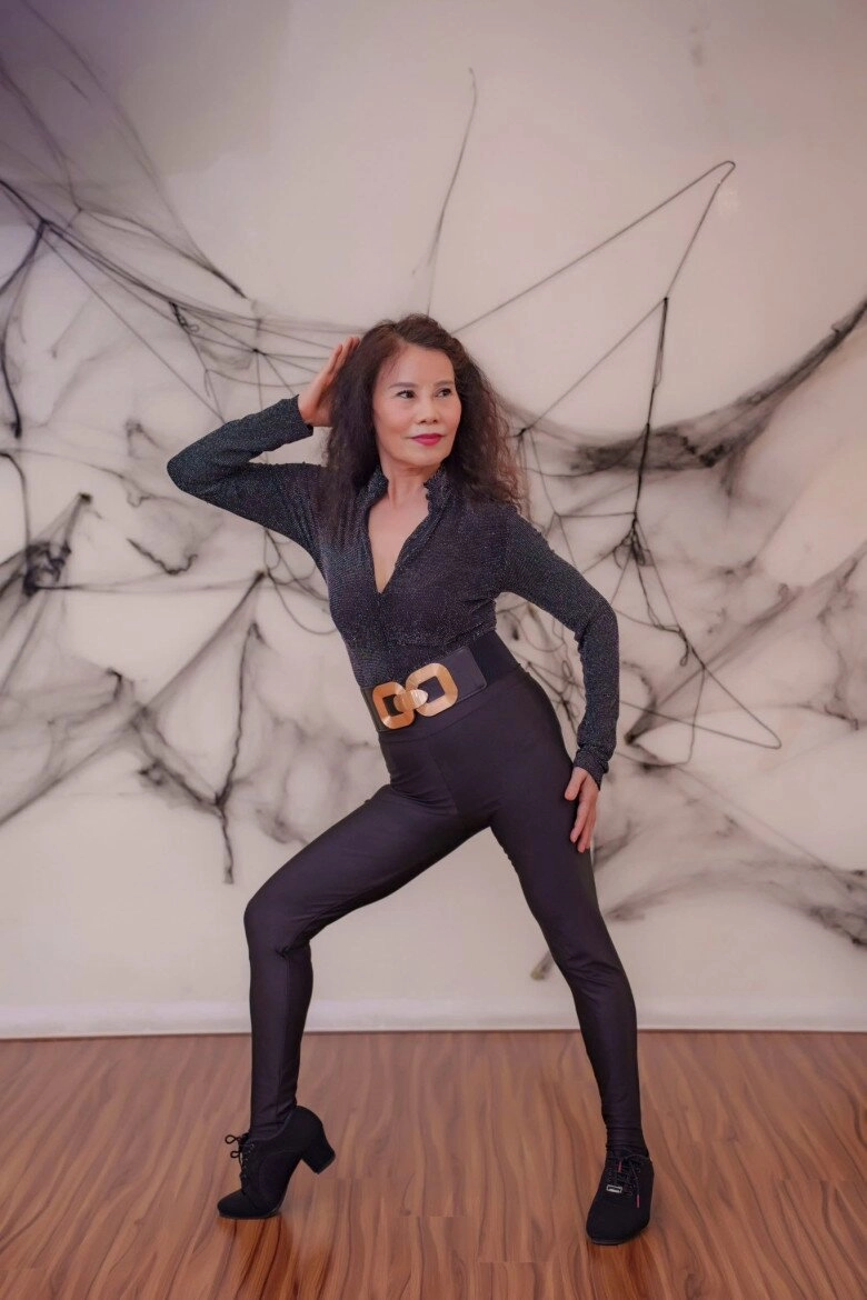 Sao việt 24h mẹ ruột hồ ngọc hà diện phong cách độc lạ tuổi u70 vẫn tự tin khoe dáng trong trang phục bó sát - 3