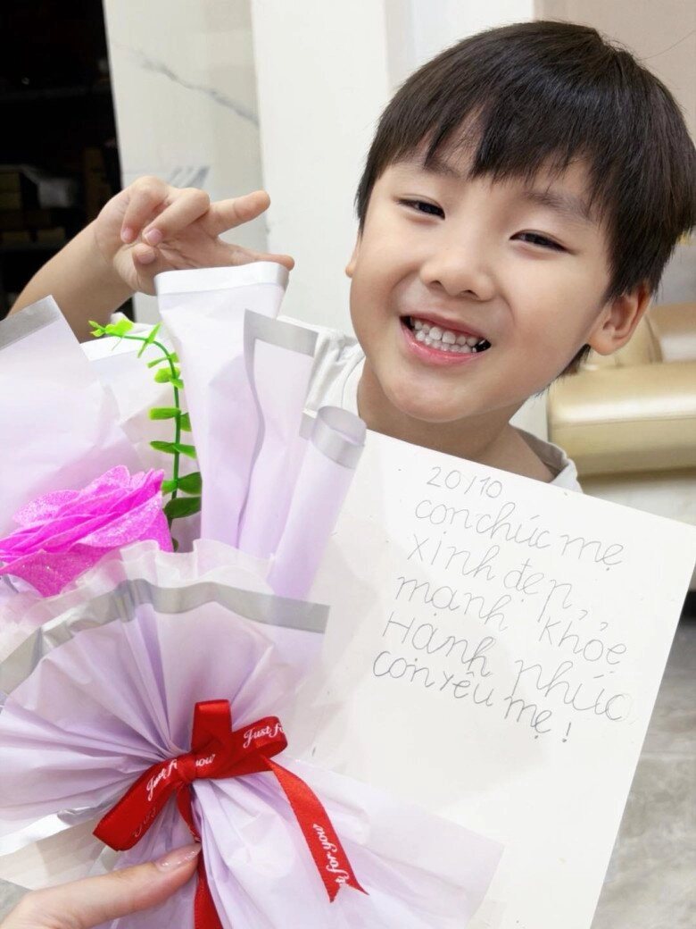 Sao việt 24h mẹ ruột hồ ngọc hà diện phong cách độc lạ tuổi u70 vẫn tự tin khoe dáng trong trang phục bó sát - 10