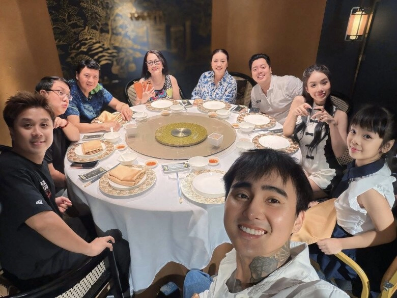 Sao việt 24h mẹ ruột hồ ngọc hà diện phong cách độc lạ tuổi u70 vẫn tự tin khoe dáng trong trang phục bó sát - 16