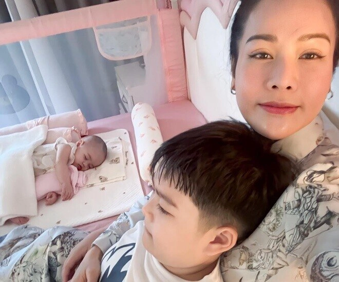 Sao việt 24h nhật kim anh khoe ảnh 2 con ái nữ lai được nhận xét nhìn lớn tuổi hơn anh trai chung nửa huyết thống - 3