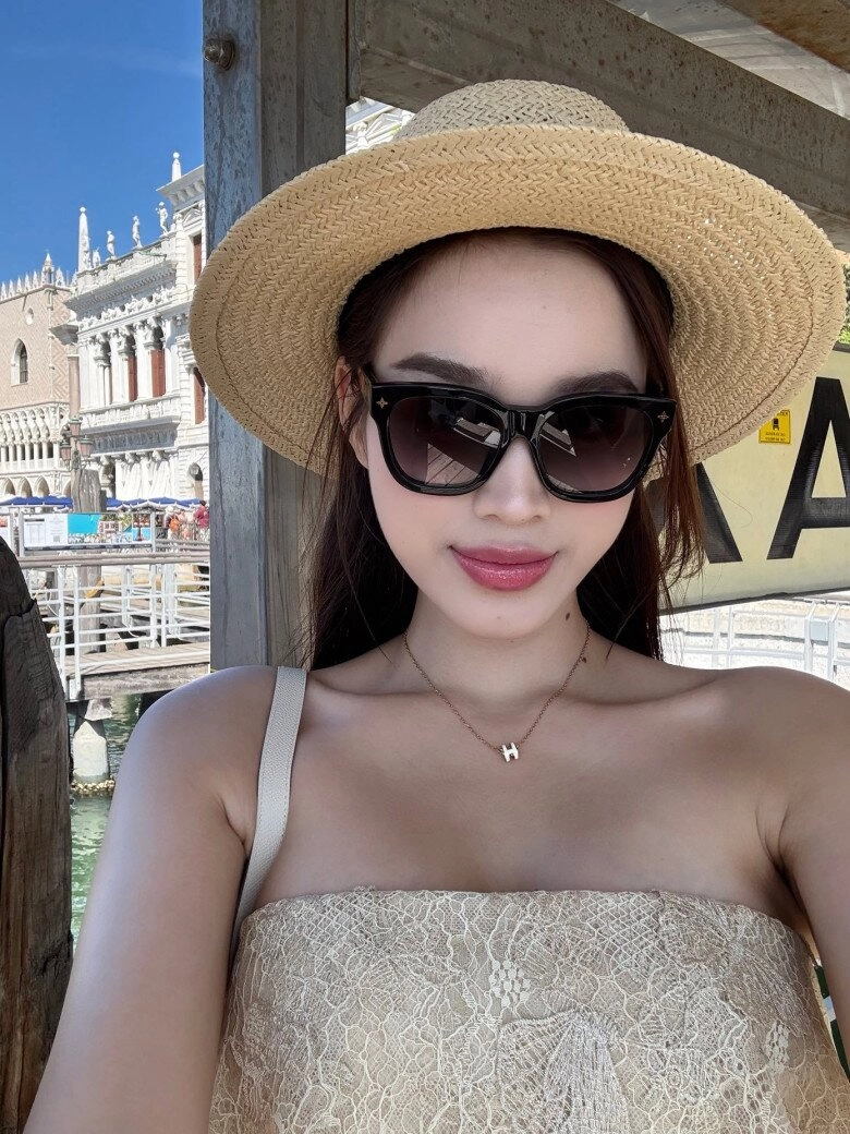 Sắp làm dâu hào môn hoa hậu nông dân giờ ăn mặc phong cách giàu ngầm với phụ kiện tiền tỷ trên tay khi du lịch trời tây - 6