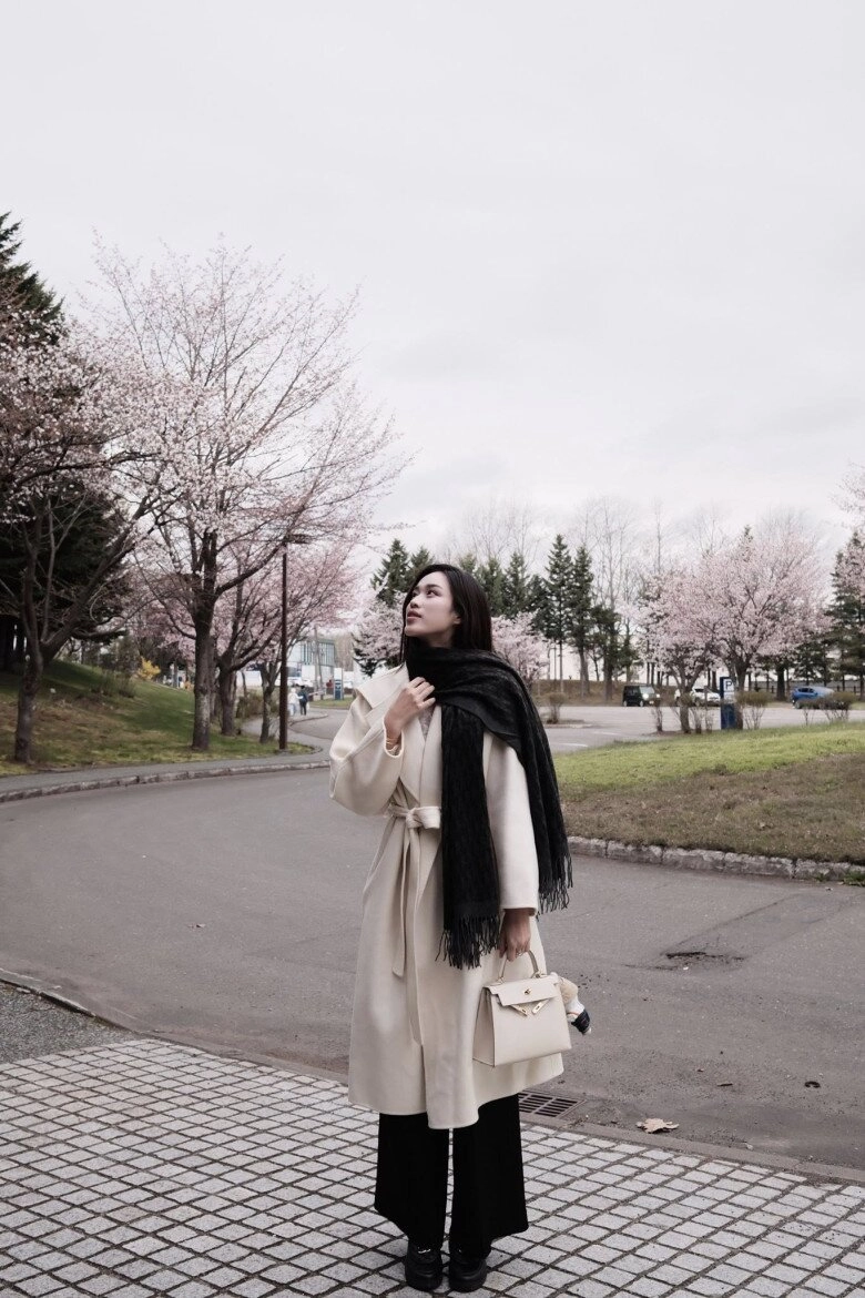 Sắp làm dâu hào môn hoa hậu nông dân giờ ăn mặc phong cách giàu ngầm với phụ kiện tiền tỷ trên tay khi du lịch trời tây - 9