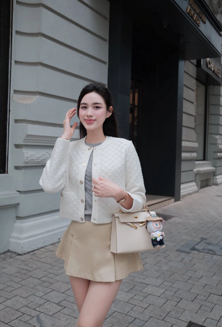 Sắp làm dâu hào môn hoa hậu nông dân giờ ăn mặc phong cách giàu ngầm với phụ kiện tiền tỷ trên tay khi du lịch trời tây - 10