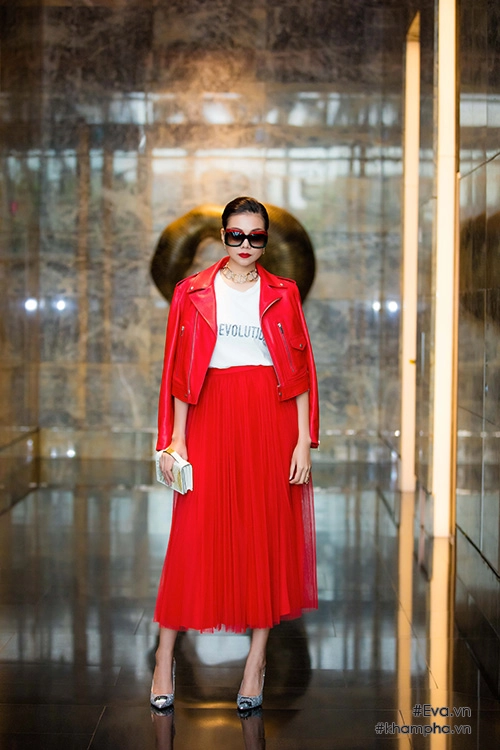 Siêu mẫu thanh hằng diện cây hàng hiệu đỏ rực rỡ giá nửa tỷ đồng đi sự kiện - 1