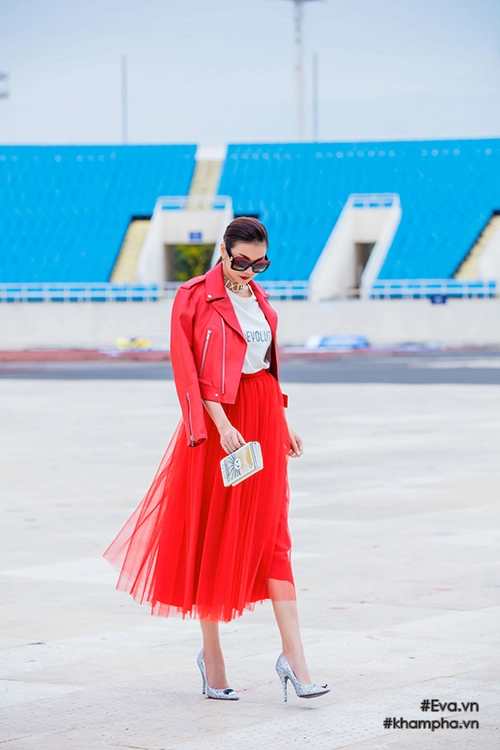 Siêu mẫu thanh hằng diện cây hàng hiệu đỏ rực rỡ giá nửa tỷ đồng đi sự kiện - 4