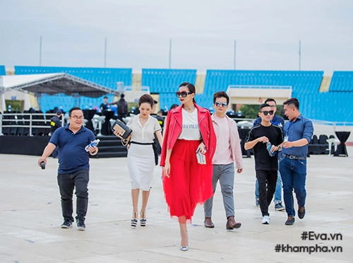 Siêu mẫu thanh hằng diện cây hàng hiệu đỏ rực rỡ giá nửa tỷ đồng đi sự kiện - 13