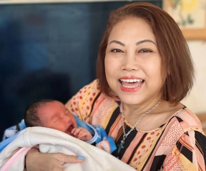 Siu black hạnh phúc đón thành viên mới ở tuổi u60 khoe ảnh bế thiên thần nhỏ trông cực yêu - 1