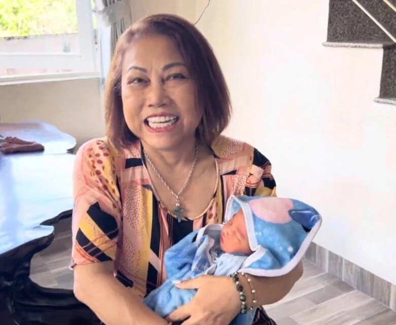 Siu black hạnh phúc đón thành viên mới ở tuổi u60 khoe ảnh bế thiên thần nhỏ trông cực yêu - 3